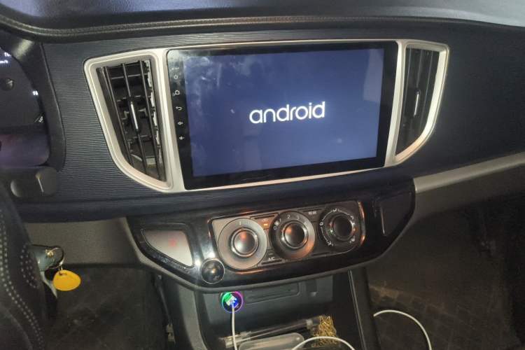 Used FORTHING Lingzhi 2022 M5 1.6L Practical Model 5 Seats Audio And AC Panel