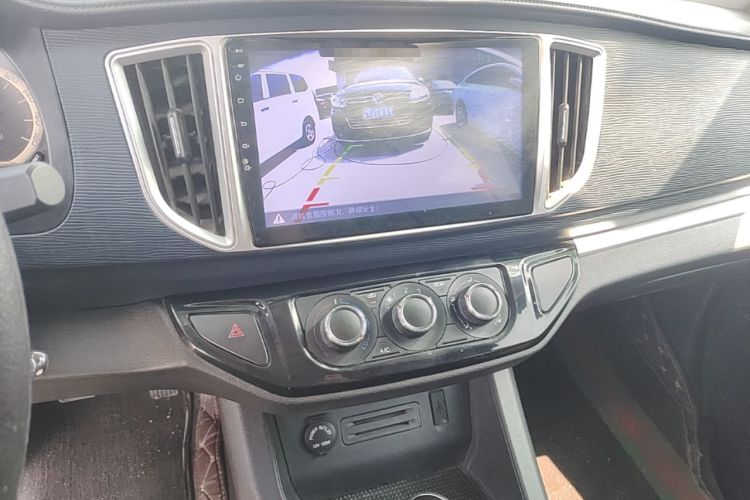 Used FORTHING Lingzhi 2022 Revised Version Striving Edition M5L 2.0L Base Model 9-Seater Audio And AC Panel