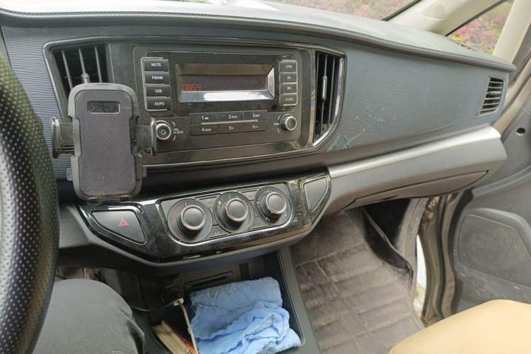Used FORTHING Lingzhi 2022 M5 1.6L Practical Model 5 Seats Audio And AC Panel