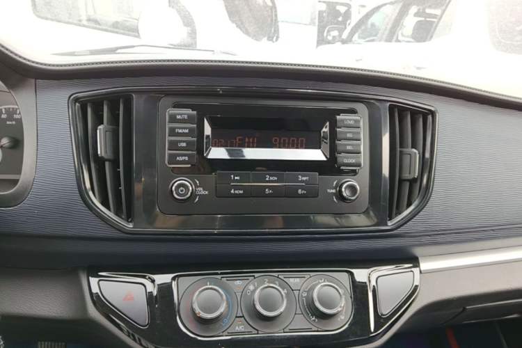 Used FORTHING Lingzhi 2022 M5L 1.6L Utility Model 7 Seats Audio And AC Panel