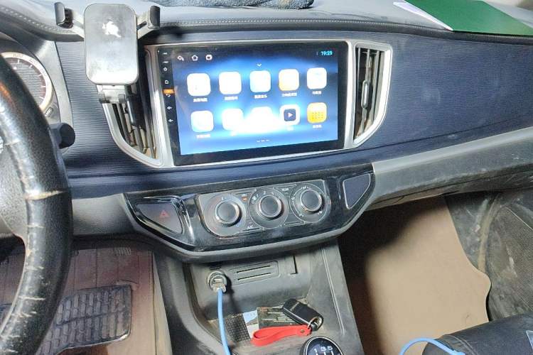 Used FORTHING Lingzhi 2022 Striving Version M5L 1.6L Base Model 9-Seater Audio And AC Panel