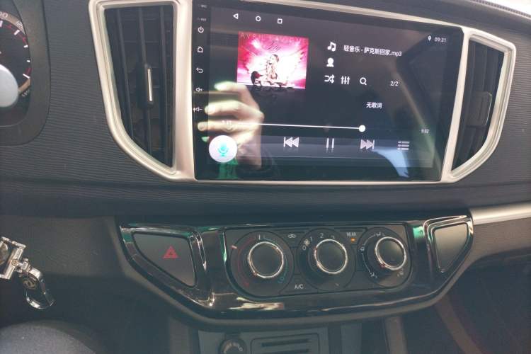 Used FORTHING Lingzhi 2022 Striving Version M5L 1.6L Base Model 9-Seater Audio And AC Panel