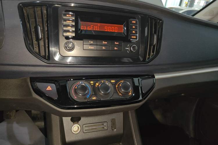 Used FORTHING Lingzhi 2022 M5L 1.6L Utility Model 7 Seats Audio And AC Panel