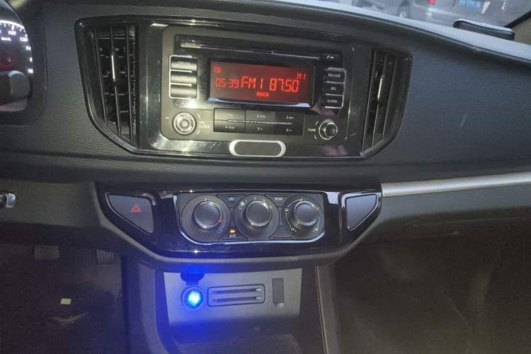Used FORTHING Lingzhi 2022 M5 1.6L Practical Model 5 Seats Audio And AC Panel