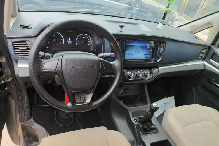 Used FORTHING Lingzhi 2022 M5 1.6L Practical 7-Seater Center Console