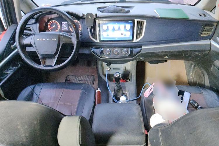 Used FORTHING Lingzhi 2022 Striving Version M5L 1.6L Base Model 9-Seater Center Console
