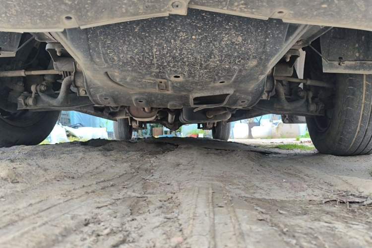 Used FORTHING Lingzhi 2022 M5L 1.6L Utility Model 7 Seats Chassis Front