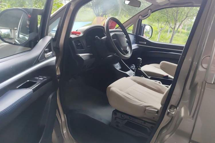 Used FORTHING Lingzhi 2022 M5L 2.0L Utility Model 7 Seats Driver Seat
