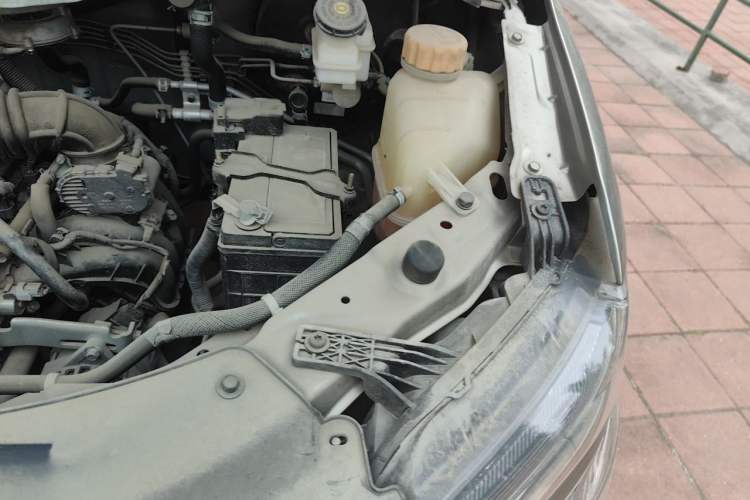 Used FORTHING Lingzhi 2022 M5 1.6L Practical Model 5 Seats Engine Bay Left