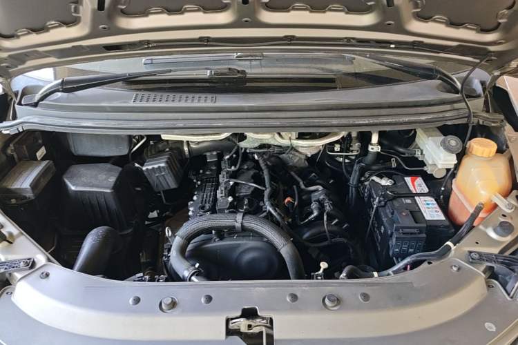 Used FORTHING Lingzhi 2022 Striving Version M5L 2.0L Basic Model 9-Seater Engine Bay