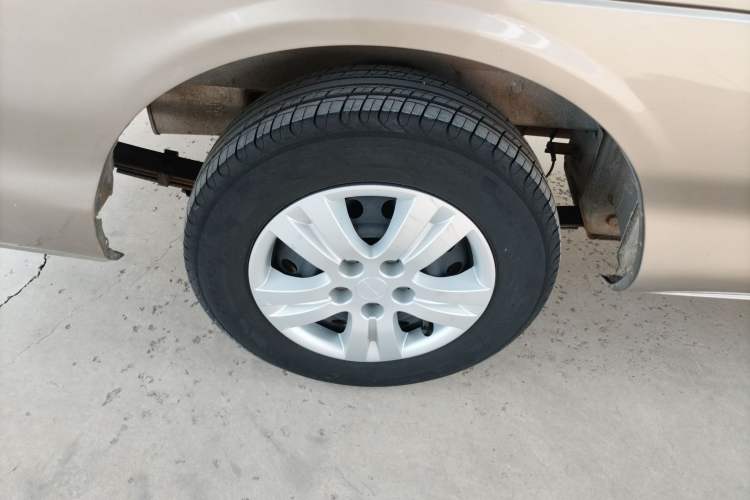 Used FORTHING Lingzhi 2022 Striving Version M5L 1.6L Base Model 9-Seater Exterior 1