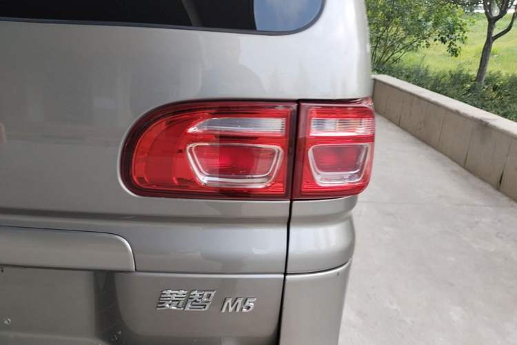 Used FORTHING Lingzhi 2022 M5L 2.0L Utility Model 7 Seats Exterior 3