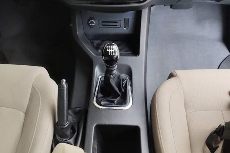 Used FORTHING Lingzhi 2022 M5L 2.0L Utility Model 7 Seats Gear Lever