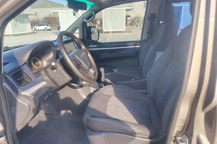 Used FORTHING Lingzhi 2022 Striving Version M5L 1.6L Base Model 9-Seater Interior 1