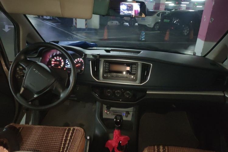 Used FORTHING Lingzhi 2022 Entry-Level M5L 2.0L Basic Version 7 Seats Interior 2