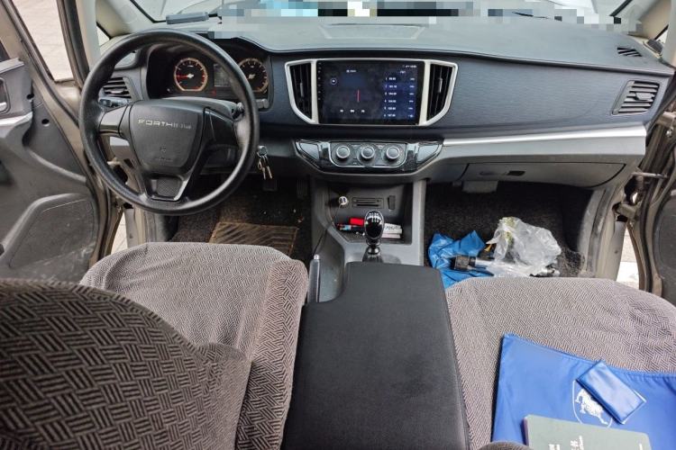 Used FORTHING Lingzhi 2022 Entry-Level M5L 2.0L Basic Version 7 Seats Interior 2