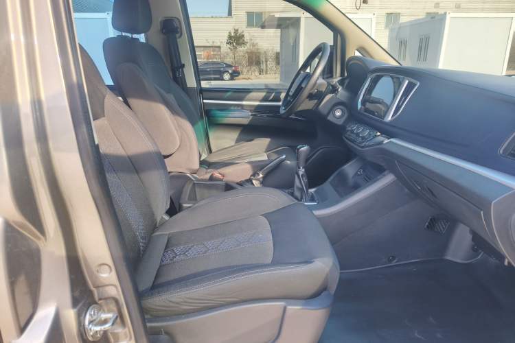 Used FORTHING Lingzhi 2022 Striving Version M5L 1.6L Base Model 9-Seater Interior 2