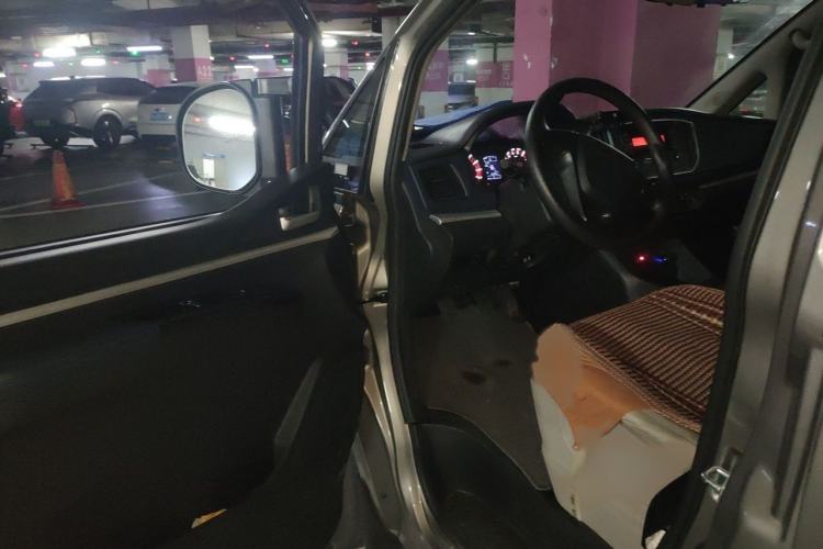 Used FORTHING Lingzhi 2022 Entry-Level M5L 2.0L Basic Version 7 Seats Interior 3