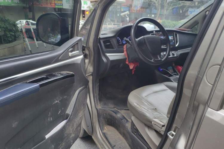 Used FORTHING Lingzhi 2022 M5L 1.6L Utility Model 7 Seats Interior 3