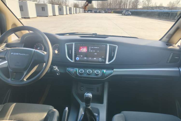 Used FORTHING Lingzhi 2022 Striving Version M5L 1.6L Base Model 9-Seater Interior 3
