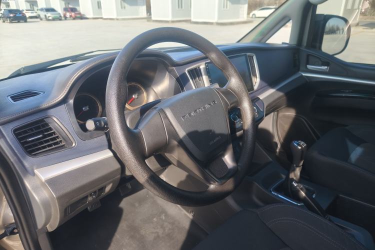 Used FORTHING Lingzhi 2022 Striving Version M5L 1.6L Base Model 9-Seater Interior 4