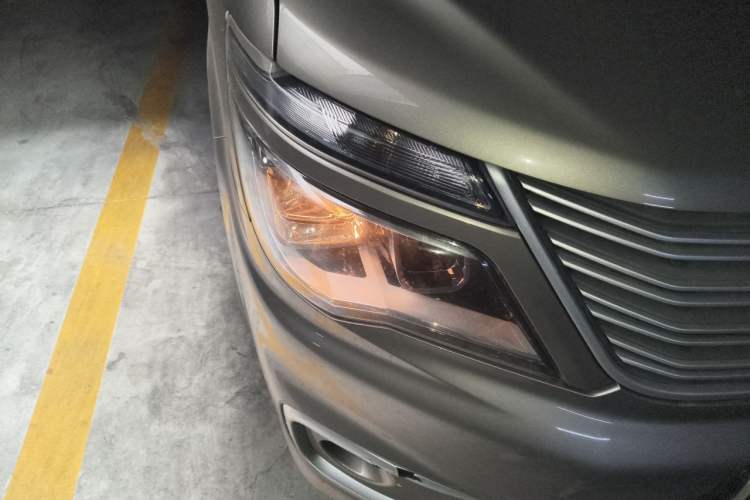 Used FORTHING Lingzhi 2022 M5 1.6L Practical Model 5 Seats Right Front Headlight