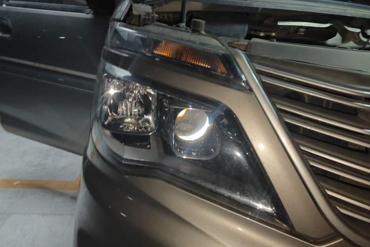 Used FORTHING Lingzhi 2022 M5 1.6L Practical Model 5 Seats Right Front Headlight