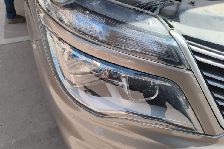 Used FORTHING Lingzhi 2022 M5 1.6L Practical Model 5 Seats Right Front Headlight