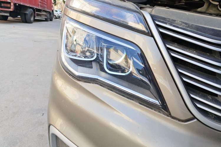Used FORTHING Lingzhi 2022 M5 1.6L Practical Model 5 Seats Right Front Headlight