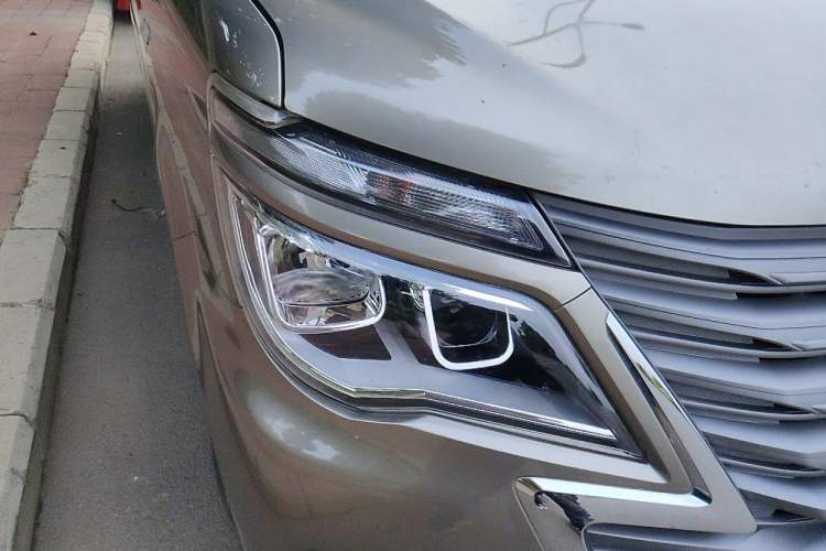 Used FORTHING Lingzhi 2022 Striving Version M5L 1.6L Base Model 9-Seater Right Front Headlight
