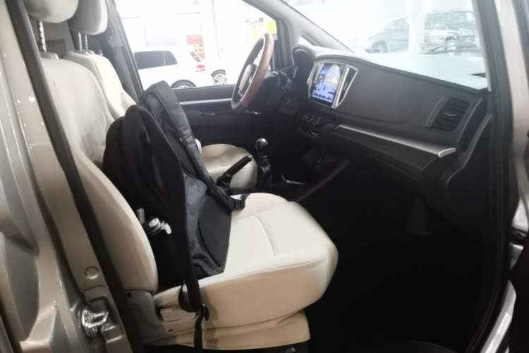 Used FORTHING Lingzhi 2022 M5L 1.6L Utility Model 7 Seats Right Front Seat