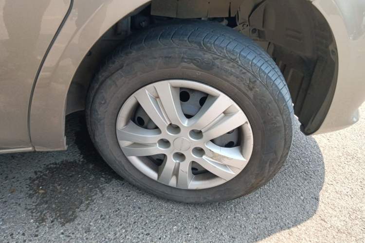 Used FORTHING Lingzhi 2022 Revised Version Workhorse Edition M5L 2.0L Base Model 7 Seats Right Front Wheel Hub