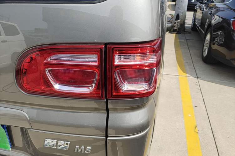 Used FORTHING Lingzhi 2022 Revised Version Striving Edition M5L 2.0L Base Model 9-Seater Right Rear Taillight