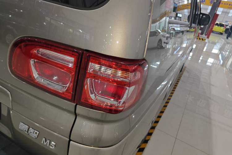 Used FORTHING Lingzhi 2022 M5L 1.6L Utility Model 7 Seats Right Rear Taillight