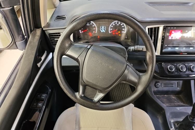 Used FORTHING Lingzhi 2022 M5L 2.0L Utility Model 7 Seats Steering Wheel