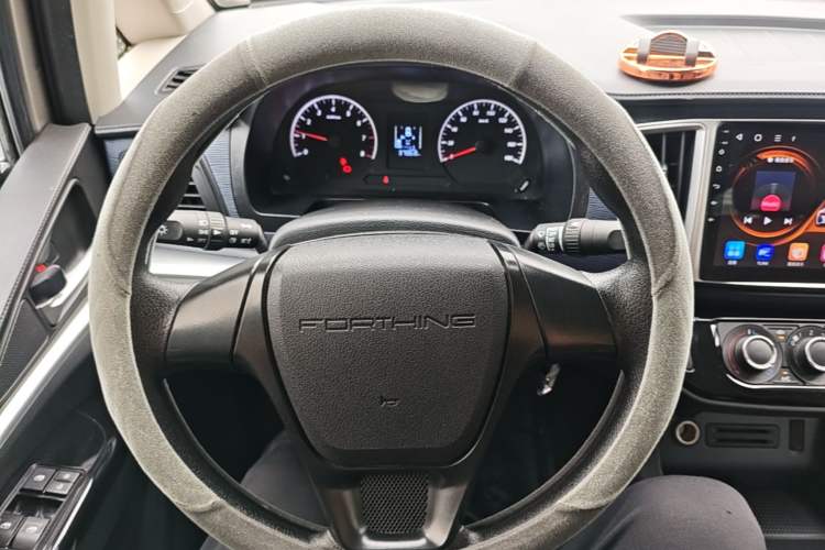 Used FORTHING Lingzhi 2022 M5L 1.6L Utility Model 7 Seats Steering Wheel