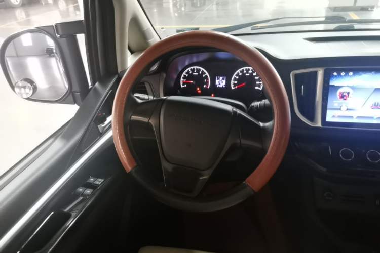 Used FORTHING Lingzhi 2022 M5L 1.6L Utility Model 7 Seats Steering Wheel