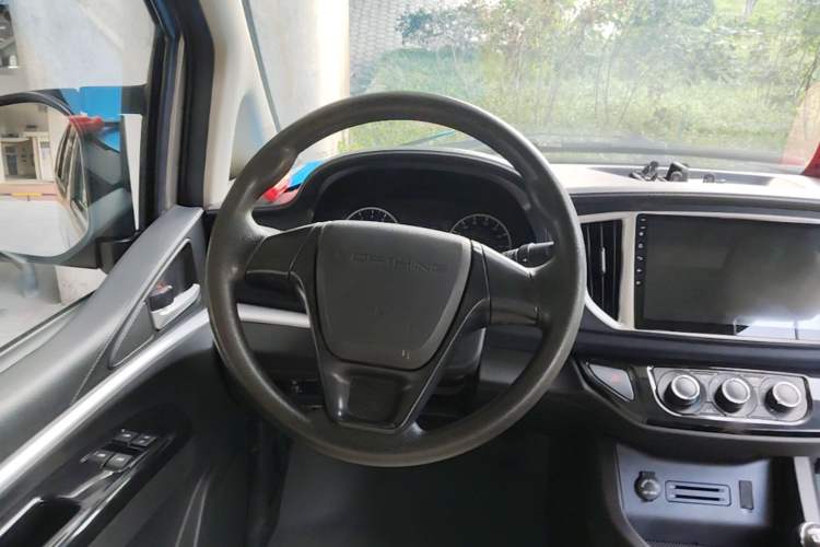 Used FORTHING Lingzhi 2022 M5L 2.0L Utility Model 7 Seats Steering Wheel