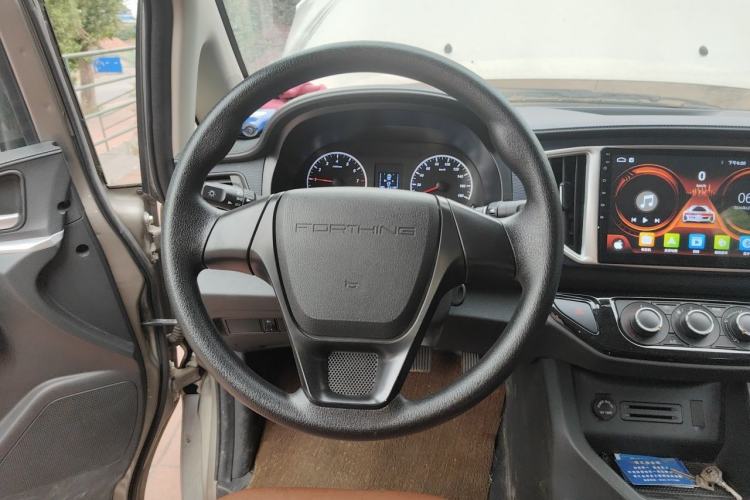 Used FORTHING Lingzhi 2022 M5 1.6L Practical Model 5 Seats Steering Wheel