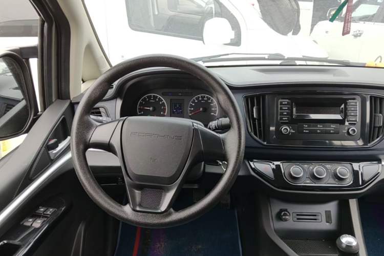 Used FORTHING Lingzhi 2022 M5L 1.6L Utility Model 7 Seats Steering Wheel