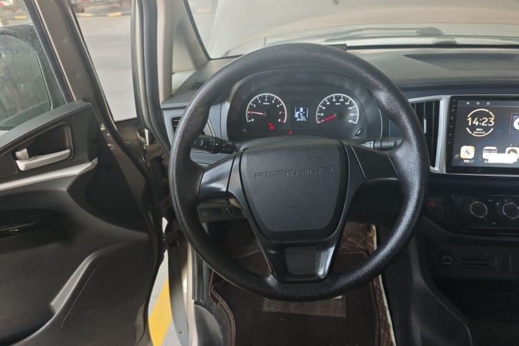 Used FORTHING Lingzhi 2022 M5 1.6L Practical Model 5 Seats Steering Wheel