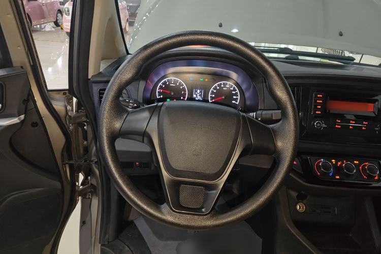 Used FORTHING Lingzhi 2022 M5L 1.6L Utility Model 7 Seats Steering Wheel