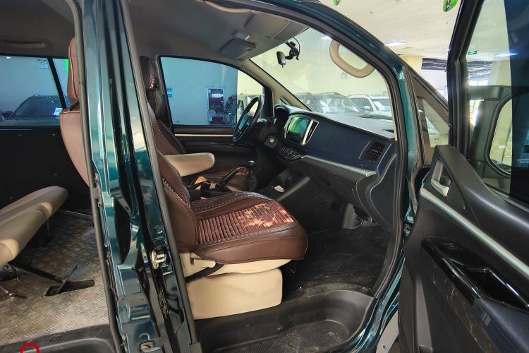 Used FORTHING Lingzhi 2022 M5L 1.6L Utility Model 7 Seats Interior 1