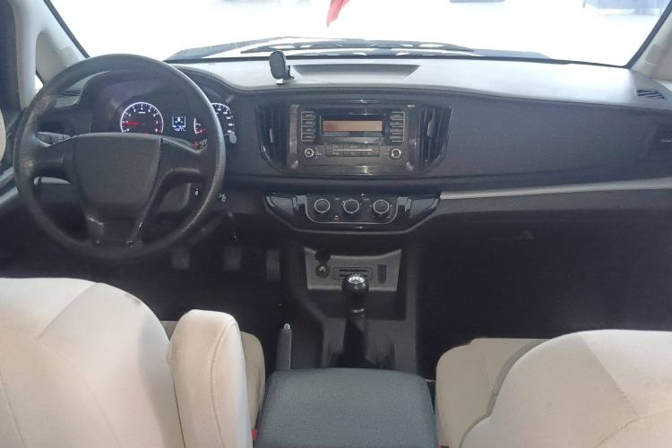 Used FORTHING Lingzhi 2022 M5L 1.6L Utility Model 7 Seats Interior 3