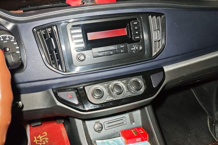 Used FORTHING Lingzhi 2022 M5L 1.6L Utility Model 7 Seats Audio And AC Panel