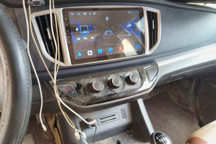 Used FORTHING Lingzhi 2022 Revised Version Striving Edition M5L 2.0L Base Model 9-Seater Audio And AC Panel