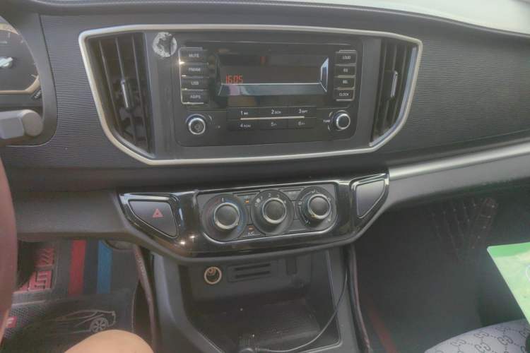 Used FORTHING Lingzhi 2022 Striving Version M5L 1.6L Base Model 9-Seater Audio And AC Panel