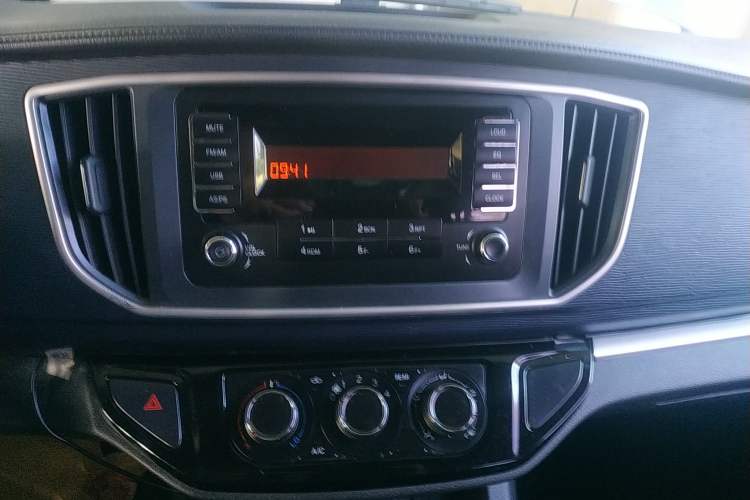 Used FORTHING Lingzhi 2022 Striving Version M5L 2.0L Basic Model 9-Seater Audio And AC Panel