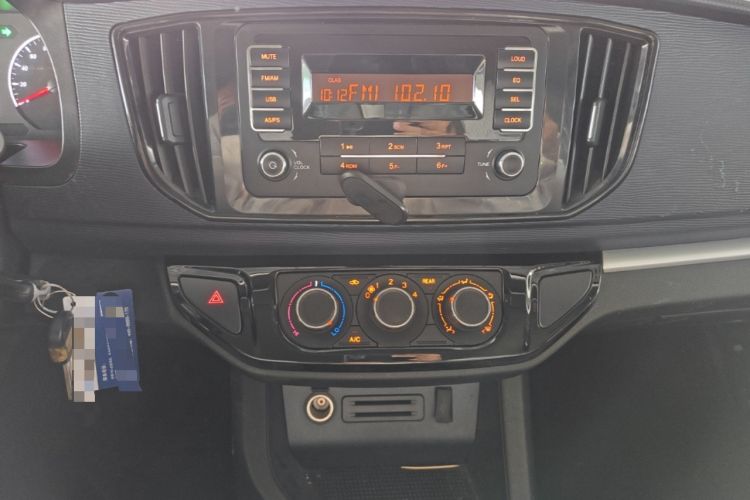 Used FORTHING Lingzhi 2022 M5 1.6L Practical 7-Seater Audio And AC Panel