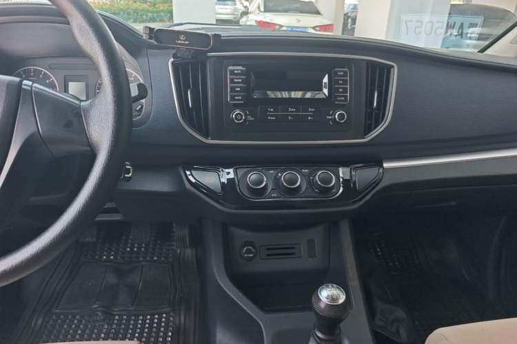 Used FORTHING Lingzhi 2022 M5 1.6L Practical Model 5 Seats Audio And AC Panel